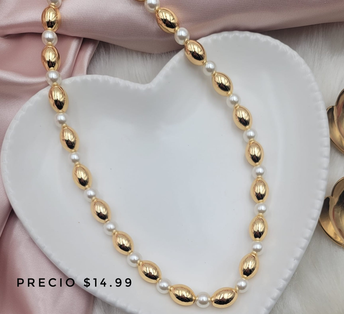 Collar dorado con perlas