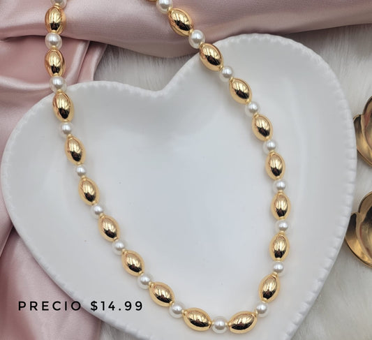 Collar dorado con perlas