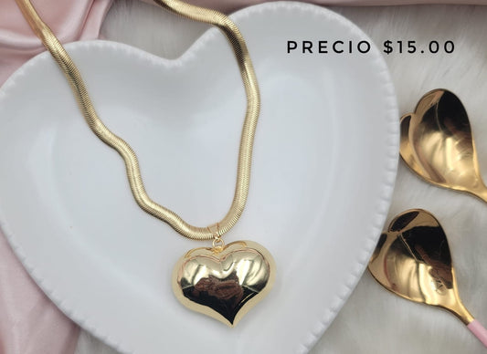 Collar de corazón con omega